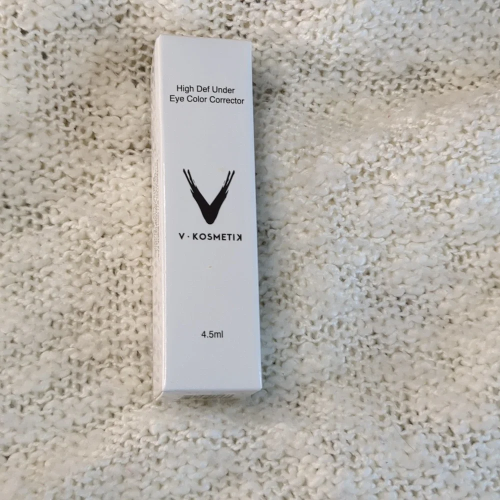 V KOSMETIK Under Eye Corrector in MANDARINE, 4.5ml/0.15fl oz